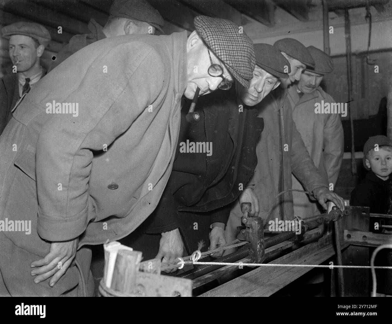 Hop wiring at East peckham . Mr.W. May . 1 January 1947 Stock Photo - Alamy