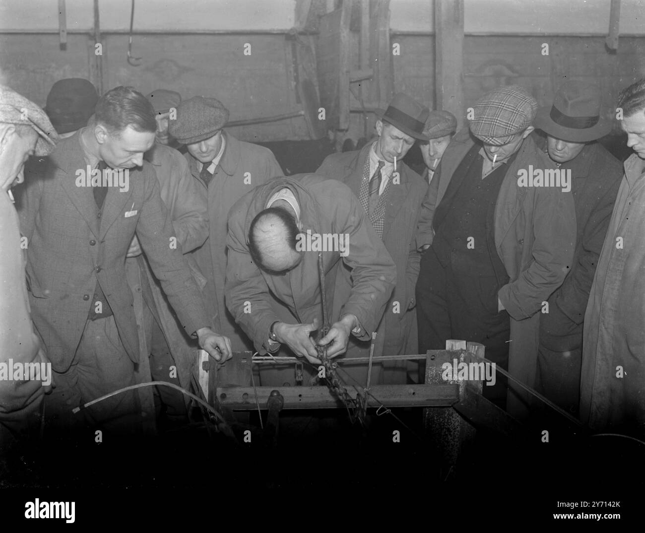 Hop wiring at East peckham . Mr.J.M. Goodwin 1 January 1947 Stock Photo ...