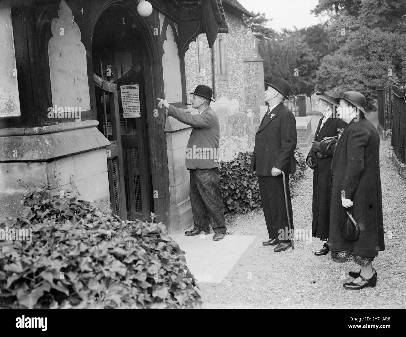 Old Folk - Bexley Church      1940 Stock Photo