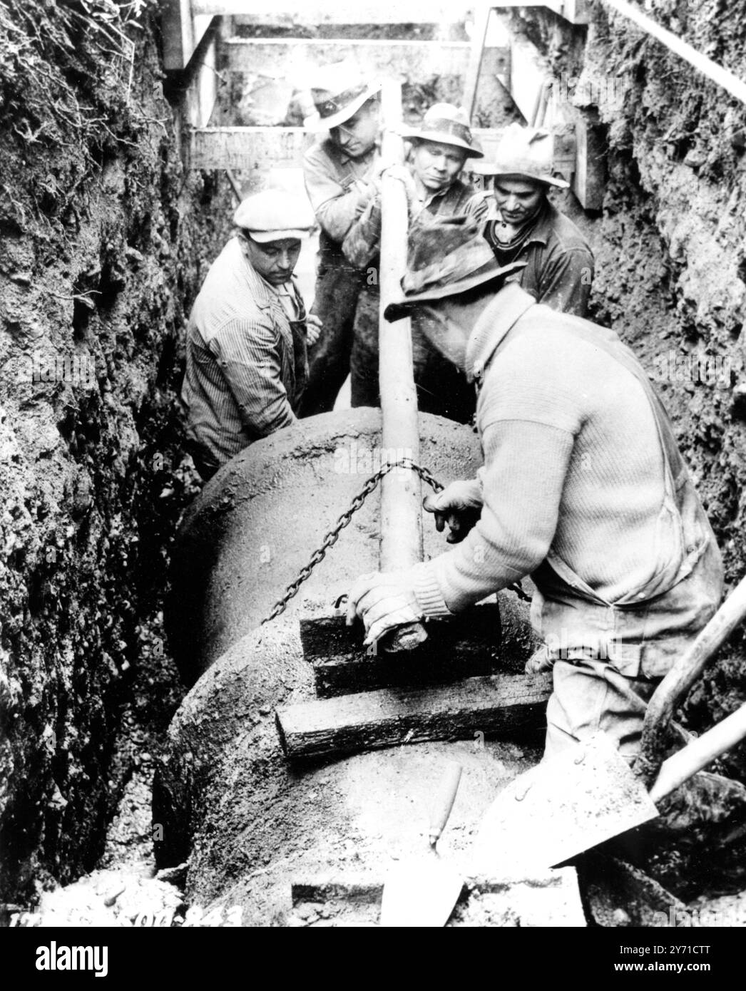 Early road-building in America Knob creek :  W.P.A. workers building a new farm-to-market road along Knob Creek which will connect Muscle Shoals Highway with Memphis Highway in 1936 . Stock Photo