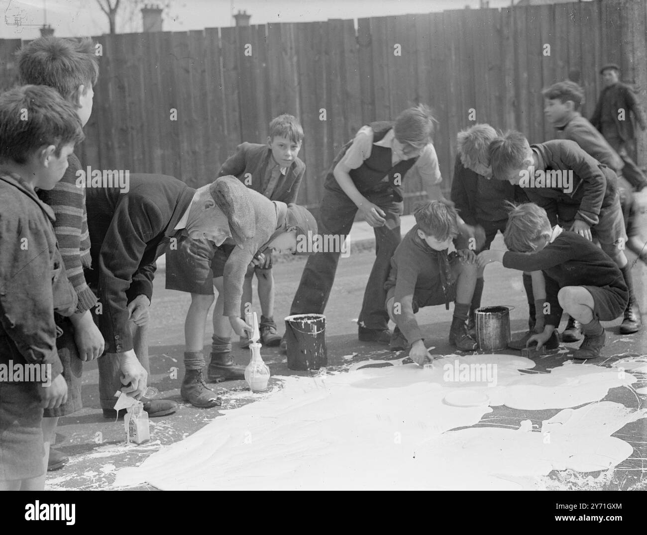 Ww2 children play hi-res stock photography and images - Alamy