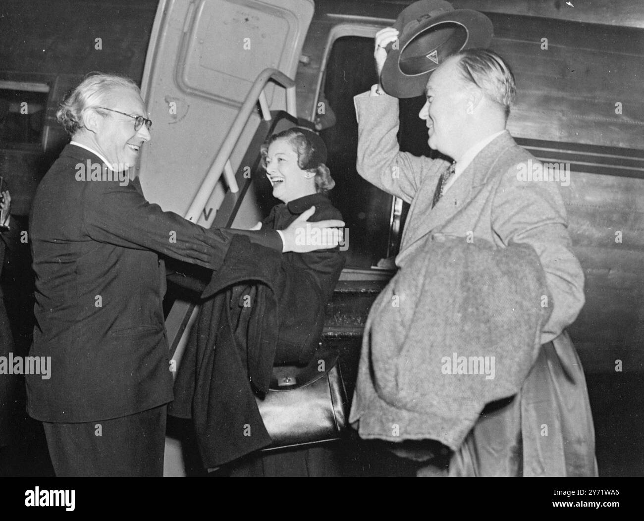 The screen's 'Perfect Wife' arrives. Sir Alexandra Jorda greeted Myrna ...