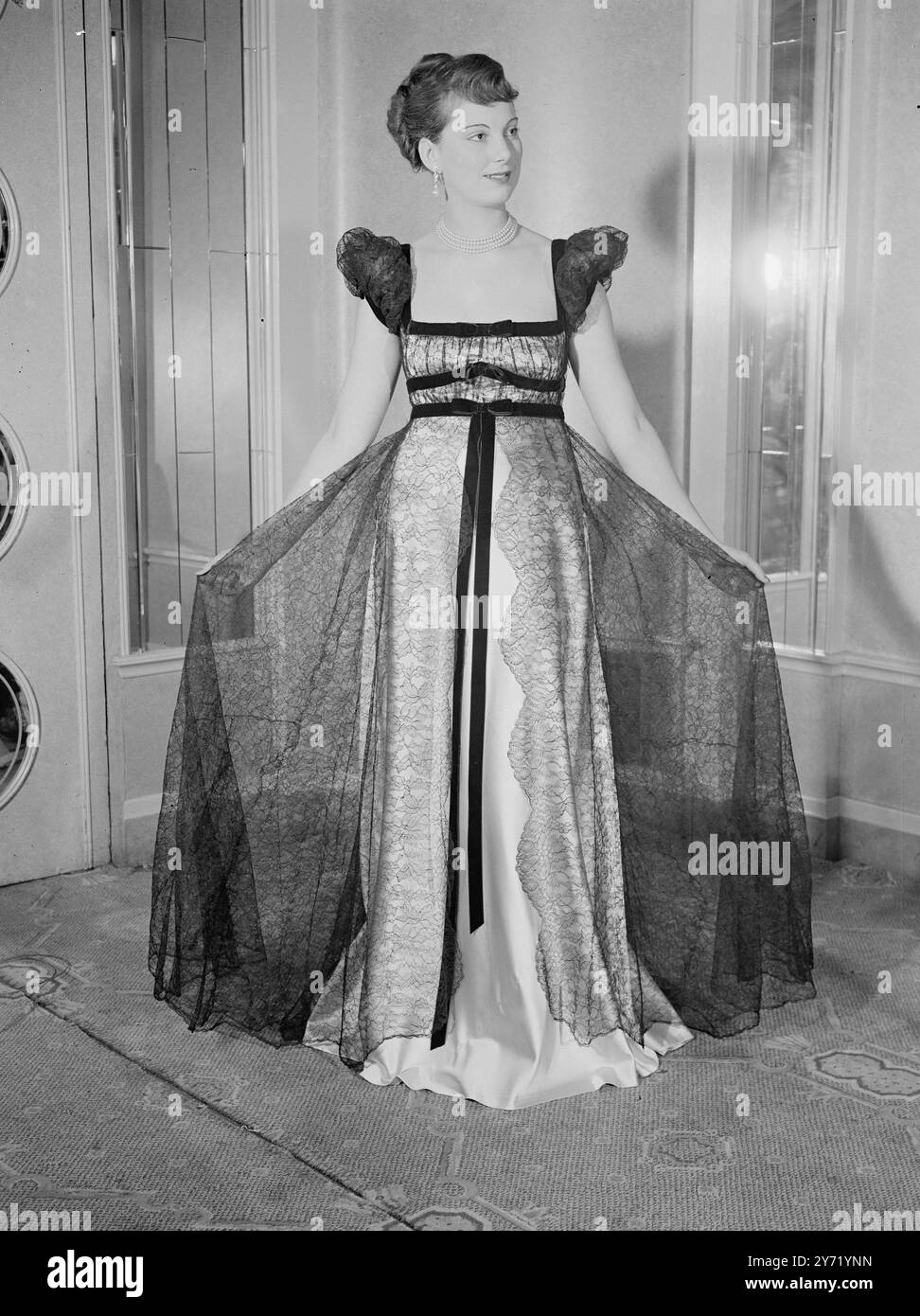 Woman evening dress 1940s hi-res stock photography and images - Alamy Woman evening dress 1940s hi-res stock photography and images - Alamy