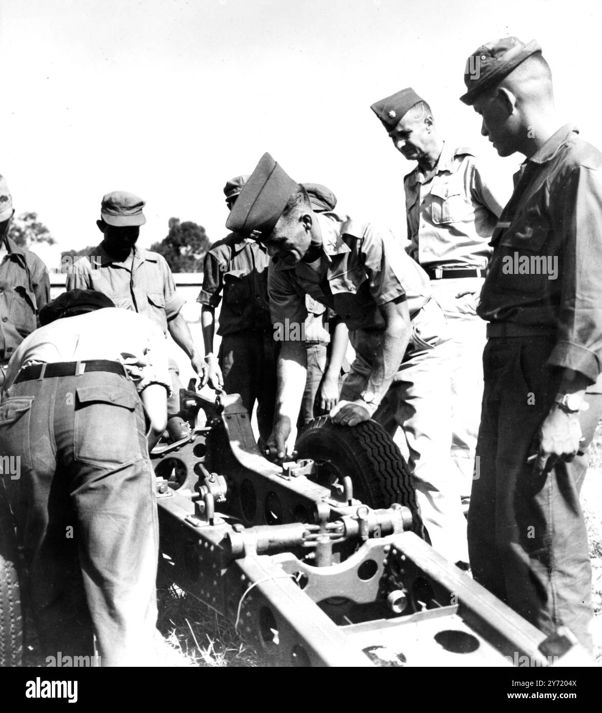 US troops aid Laotians . Savannakhet , Vientiane : Uniformed United ...