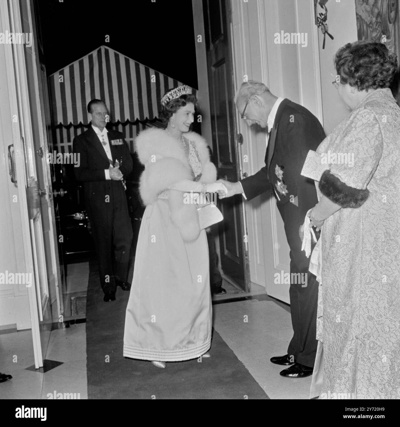 Queen Elizabeth II shakes hands with Herr Franz Jonas, the President of Austria, at a banquet  in the Austrian Ambassador's residence in Belgrave Square, London.19 May 1966 Stock Photo