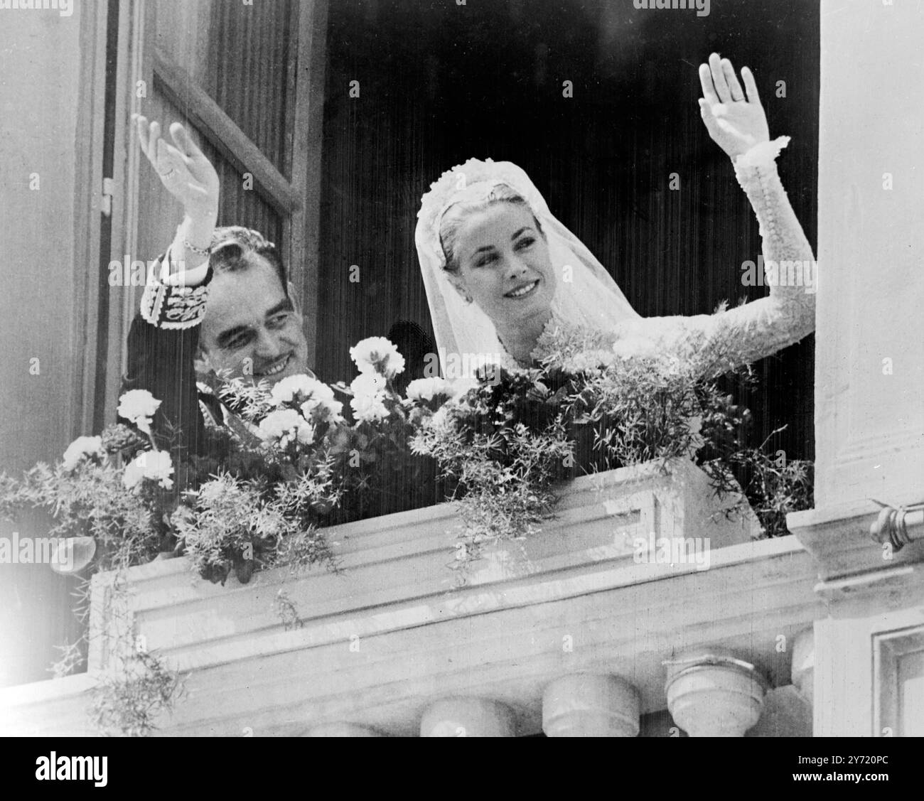 1950s wedding flowers hi-res stock photography and images - Alamy, image size:1300x1127