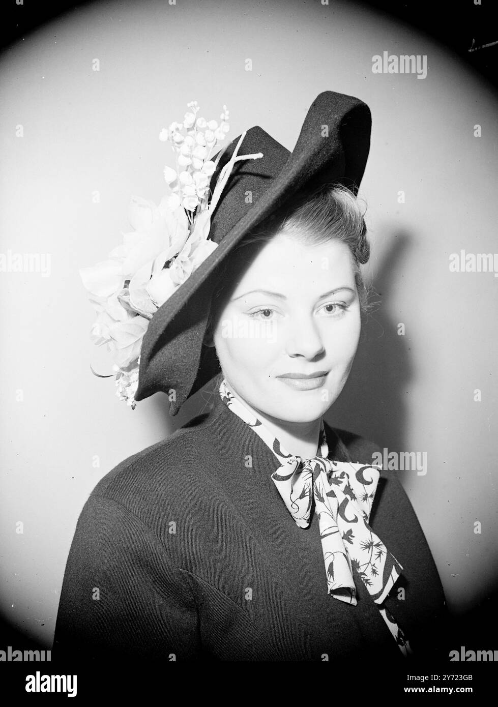 LOVELY 1950s\' BLACK STRAW TOQUE WITH WHITE EDGED \