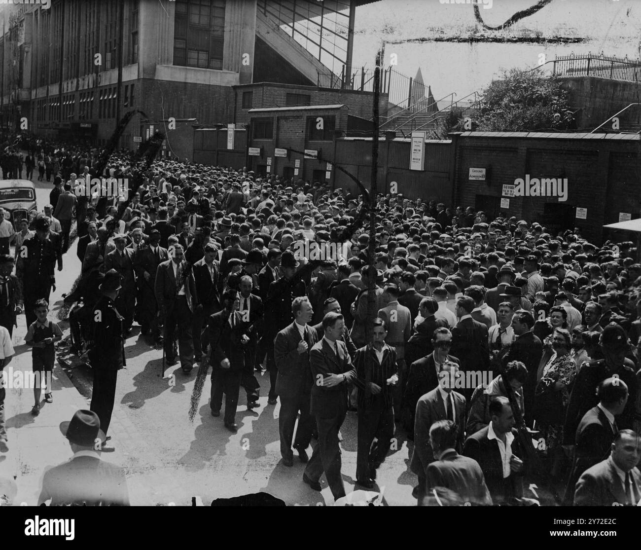 One million soccer fans welcomed the opening of the season when a full table of matches was played in all departments of the English and Scottish Leagues. Highbury Stadium was packed with spectators eager to see the Arsenal open the season against Sunderland, with Roper, £11,000 right-winger from Southampton, and £10,000 Macaulay right half from Brentford, making their first appearance for the London side. - - Picture shows: Crowding in for the first match of the season. Arsenal supporters make sure of a good view by arriving in plenty of time at Highbury. - - 23 August 1947 Stock Photo