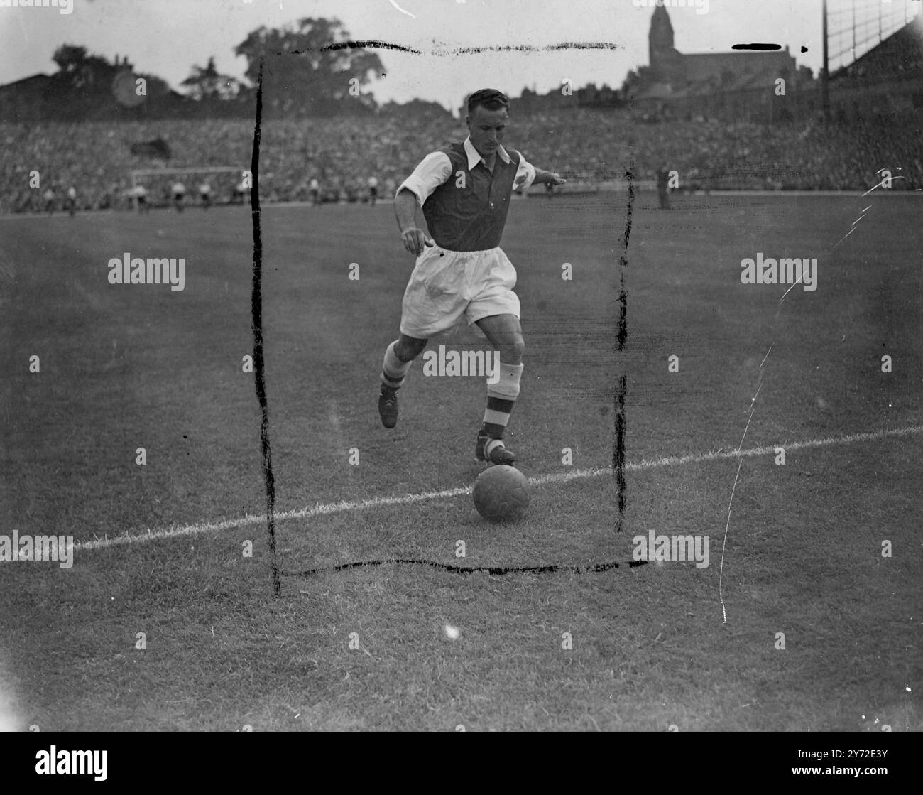 A scene at Highbury Stadium which was packed with spectators eager to see the Arsenal open the season against Sunderland, with Roper, £11,000 right-winger from Southampton, and £10,000 Macaulay right half from Brentford, making their first appearance for the London side. 23 August 1947 Stock Photo