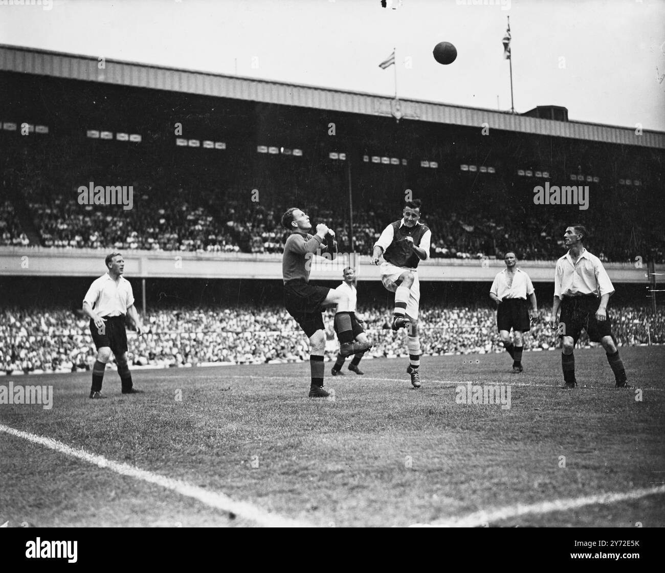 A scene at Highbury Stadium which was packed with spectators eager to see the Arsenal open the season against Sunderland, with Roper, £11,000 right-winger from Southampton, and £10,000 Macaulay right half from Brentford, making their first appearance for the London side. 23 August 1947 Stock Photo