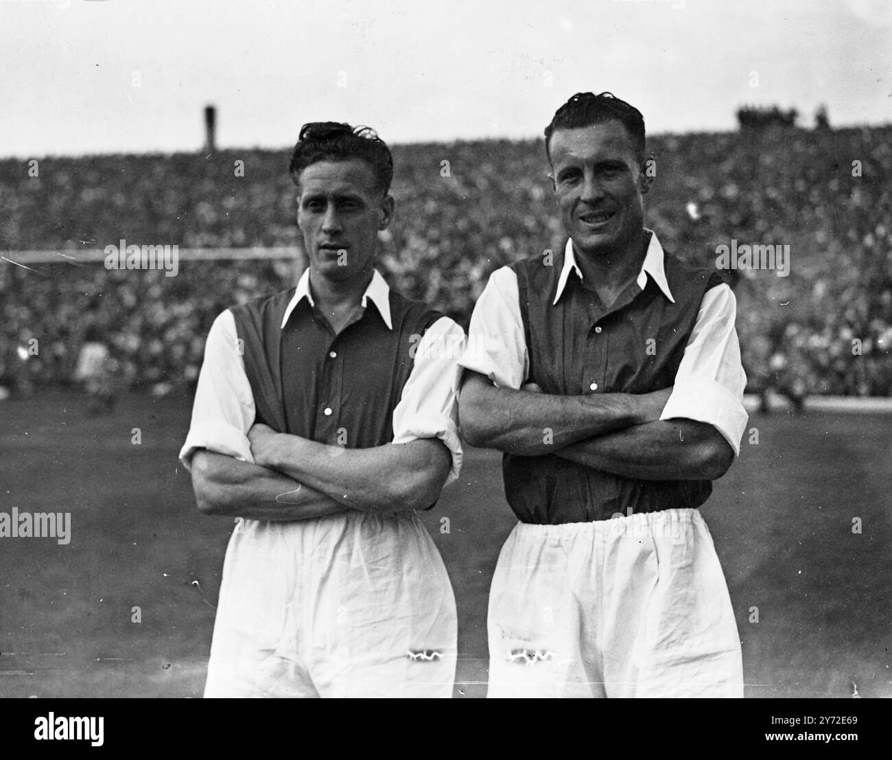 Players at Highbury Stadium which was packed with spectators eager to see the Arsenal open the season against Sunderland, with Roper (right), £11,000 right-winger from Southampton, and £10,000 Macaulay (left) right half from Brentford, making their first appearance for the London side. 23 August 1947 Stock Photo