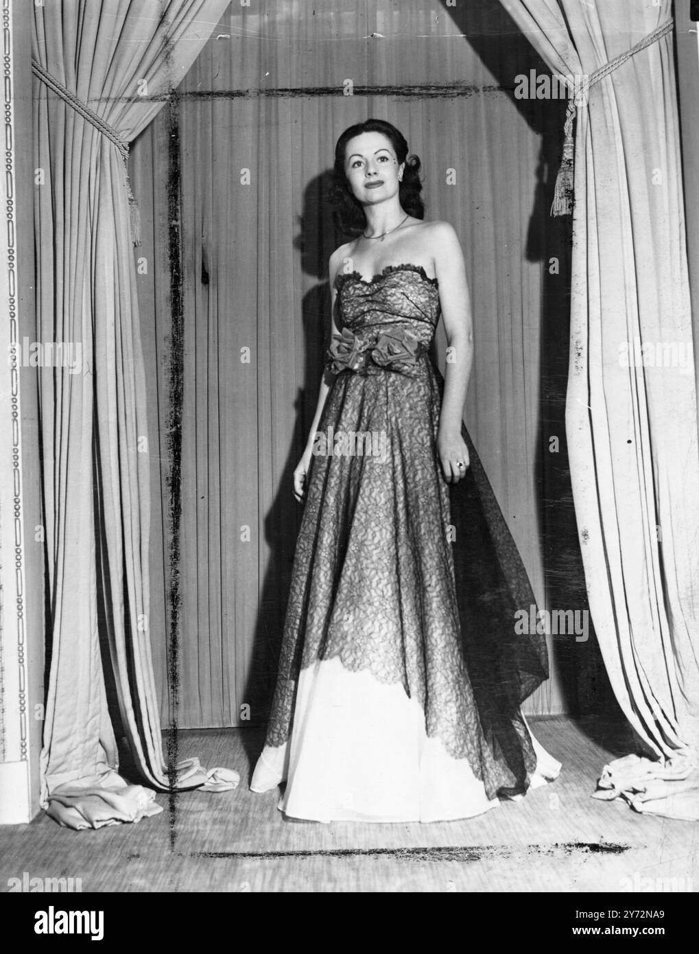 Evening gown 1940s hi-res stock photography and images - Alamy