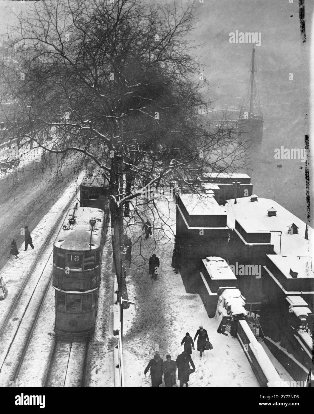 Snow returns to London. The cold weather has returned to London and last night brought a heavy snowfall which lay over the city to greet the thousands of workers, who are finding travelling conditions, the worse for many years.  Photo shows, a general view of this scene on the Embankment this morning looking towards Blackfriars Bridge.  6 March 1947 Stock Photo