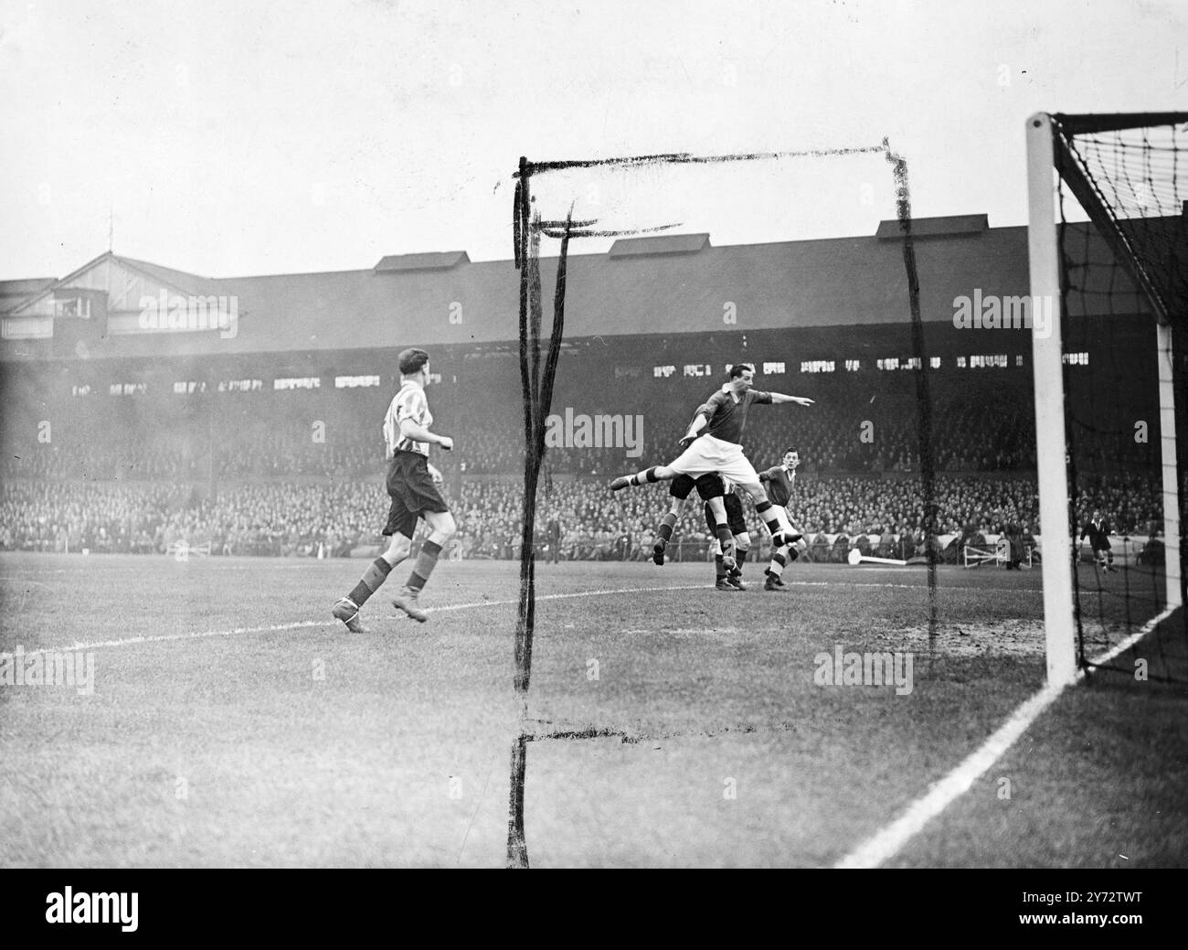 Chelsea versus Brentford at Stamford Bridge, London.   Picture shows: Lawton, the Chelsea centre - forward crashes into Crosier,the Brentford goalkeeper in an attempt to head into goal from a centre.   9 November 1946 Stock Photo
