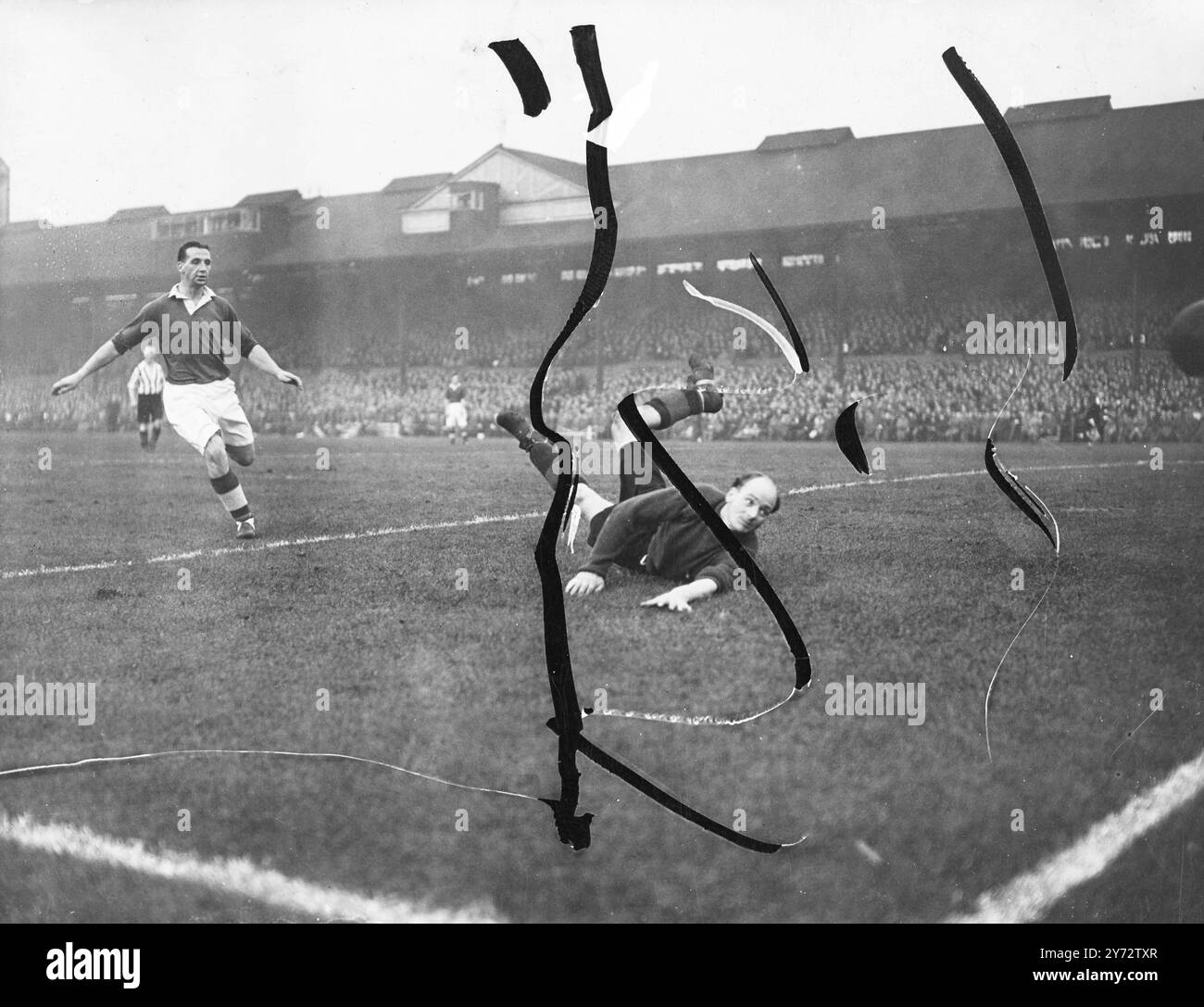 Chelsea versus Brentford at Stamford Bridge, London.   Picture shows Tommy Lawton  - Chelsea's Inside-forwrad.  9 November 1946 Stock Photo