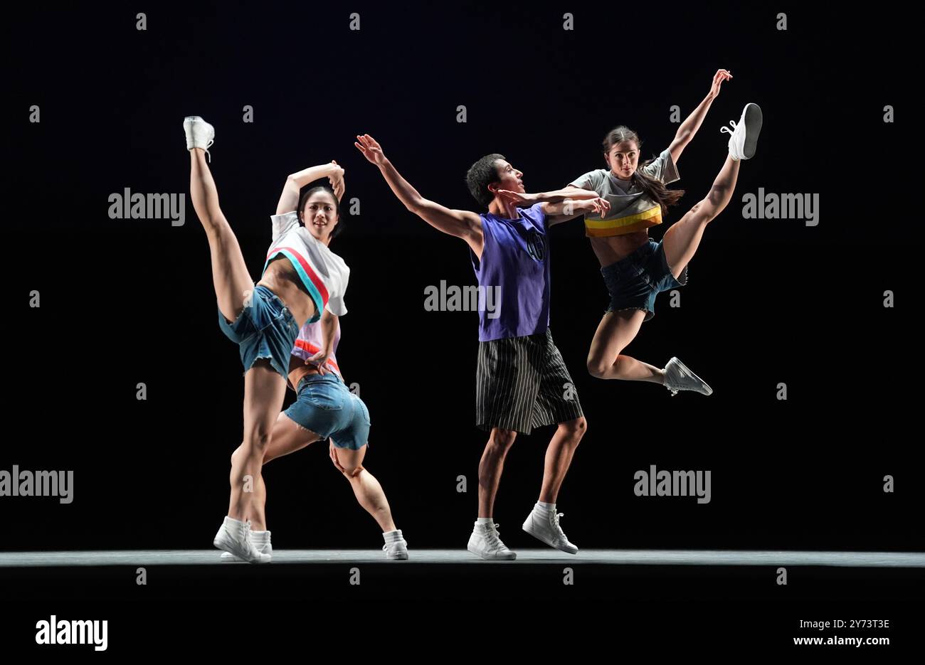 27 September 2024, Hamburg: Ballet dancer Paula Iniesta (r), ballet ...