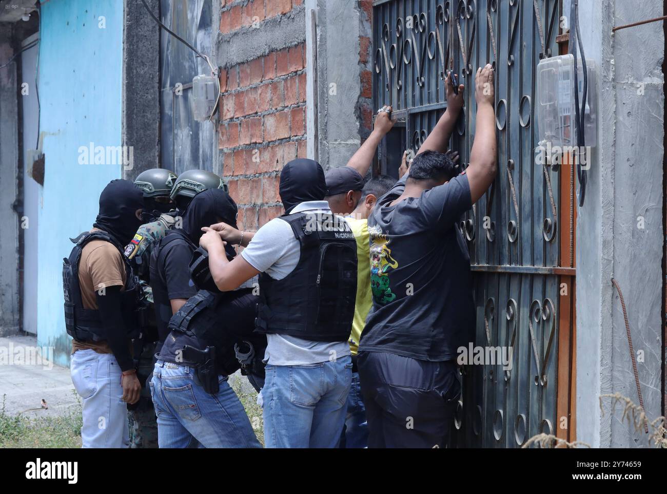 GYE OPERATIVO FAE POLICIA DURAN Duran, Friday, September 27, 2024 After intelligence work, members of the National Police and Fuerza AÃ rea conducted several operations in Duran canton tomb doors, security cameras, colored sprays and documents with Latin Kings logos Photos API Duran Guayas Ecuador CLJ GYE OPERATIVOFAE POLICIADURAN cae6a38888c12b8bd2d29424c1de825af5 Copyright: xAPIx Stock Photo