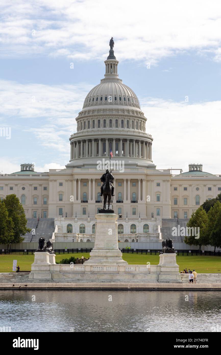 US Capitol building under cloudy skies Stock Photo - Alamy