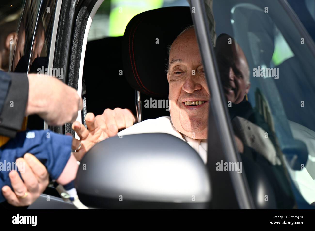 Brussels, Belgium. 28th Sep, 2024. Pope Francis leaves in a Fiat 500 popemobile after a papal visit to meet Belgian clergy at the National Basilica of the Sacred Heart in Koekelberg, Brussels on Saturday 28 September 2024. Head of the Catholic Church Pope Francis, born Jorge Mario Bergoglio, is visiting Belgium from 26 to 29 of September, to celebrate the 600th anniversary of the KU Leuven and UCLouvain universities. BELGA PHOTO ERIC LALMAND Credit: Belga News Agency/Alamy Live News Stock Photo