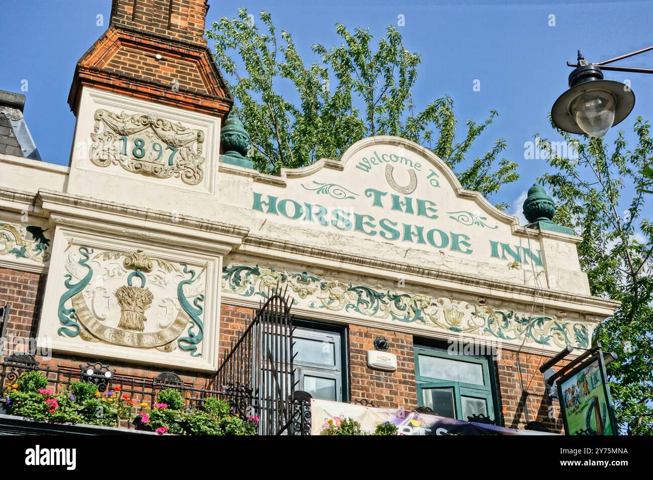 The Horseshoe Inn London Bridge Southwark London England Stock the-horseshoe-inn-london-bridge-southwark-london-england-stock