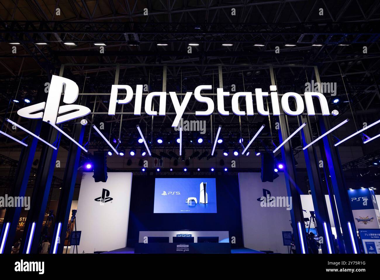 Gaming booth hi-res stock photography and images - Alamy