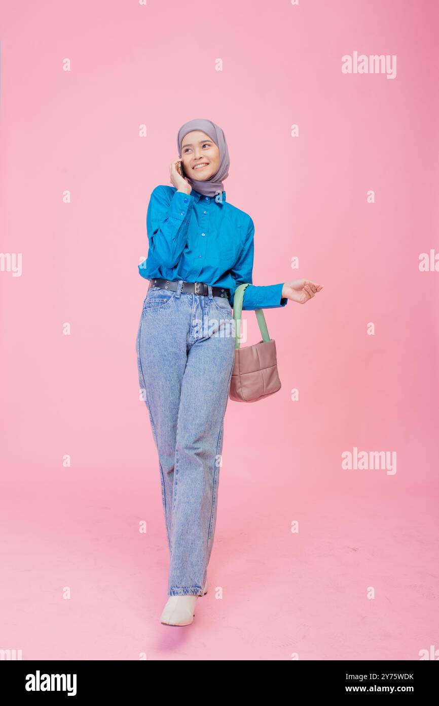 Woman wearing pink top jeans hi-res stock photography and images - Alamy