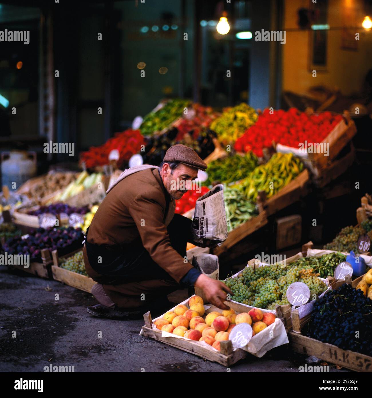 Ein Mann auf einem Markt in Sivas in der gleichnamigen Provinz in Zentralanatolien, Türkei um 1988. Stock Photo