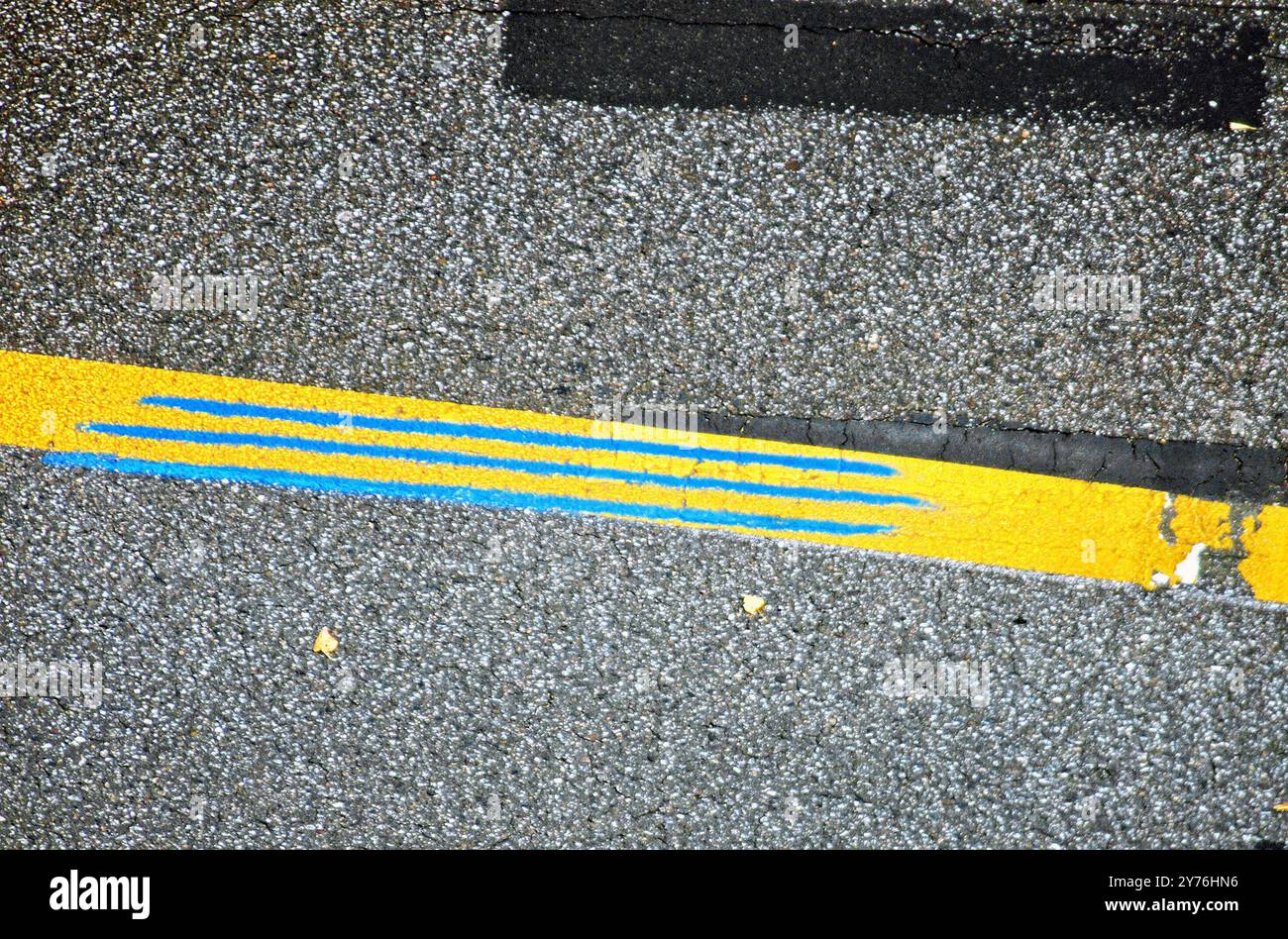 Viele Baustellen zZt. auf Berliner Starssen, gelbe Markierungsstreifen kreuzen die Laufstrecke zum 50.zigsten Jubilaeums-Berlin Marathon *** Many construction sites currently on Berlin roads, yellow marking stripes cross the running course for the 50th anniversary Berlin Marathon Stock Photo