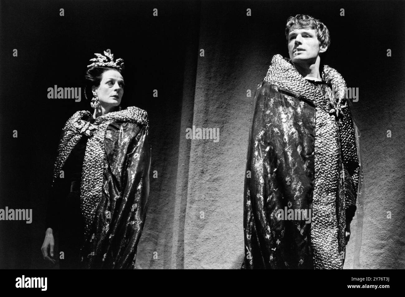 Maggie Smith (Jocasta), Lambert Wilson (Oedipus) in THE INFERNAL MACHINE by Jean Cocteau at the Lyric Theatre Hammersmith, London W6   07/11/1986               design: Bruno Santini  lighting: Geoffrey Joyce  translated & directed by Simon Callow Stock Photo