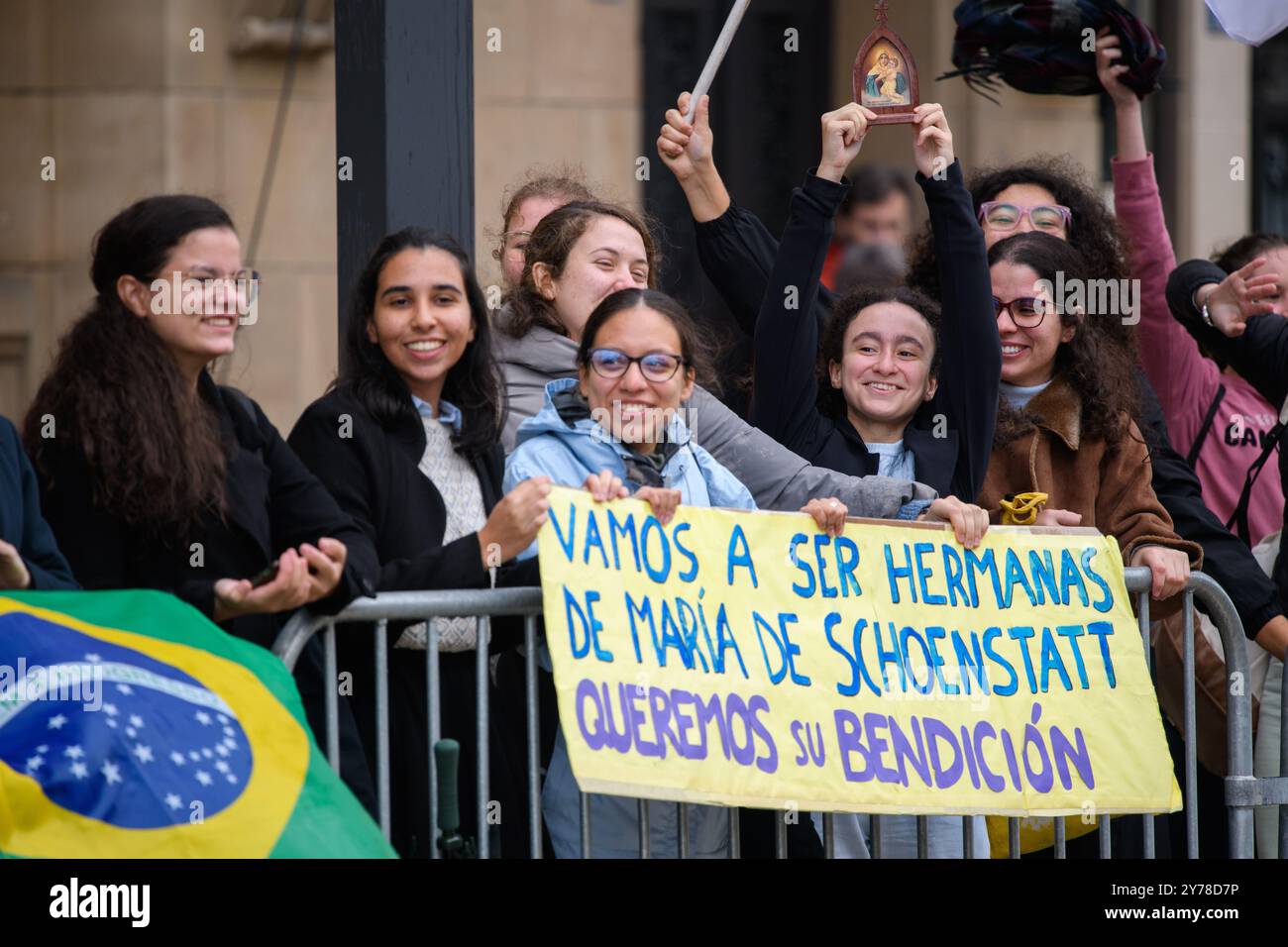 Girls with a placard 'We are going to be Schoenstatt Sisters of Mary, we ask for your blessing' greeting Pope Francis on his tour of Luxembourg. Stock Photo