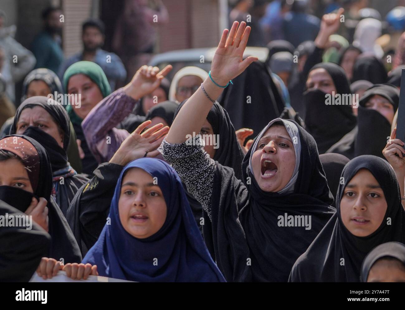 Kashmiri Shiite Muslims shout anti-Israel and anti-U.S. slogans during ...