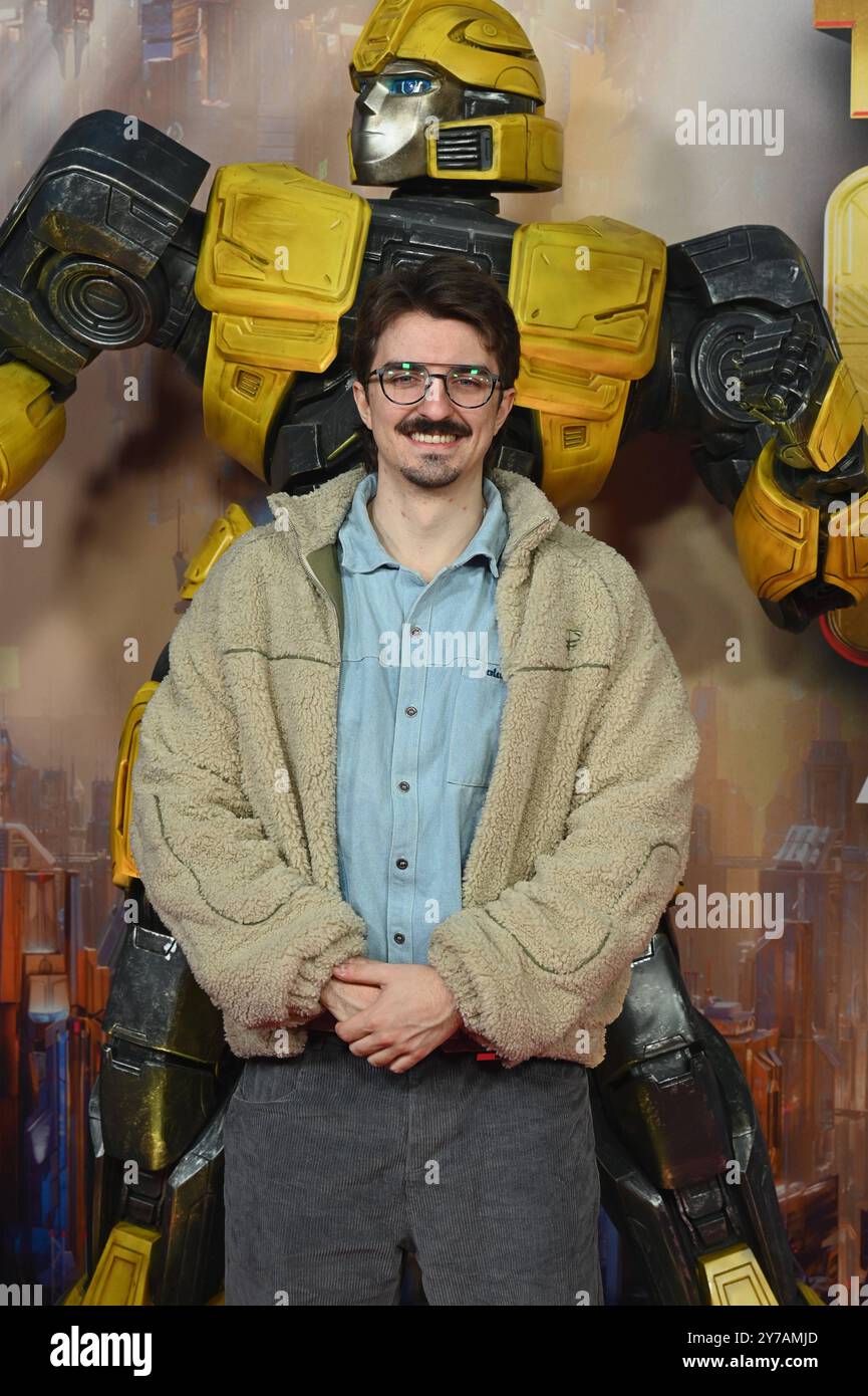 Twitch Streamer Rumathra spricht Deception Shockwave posiert als ...