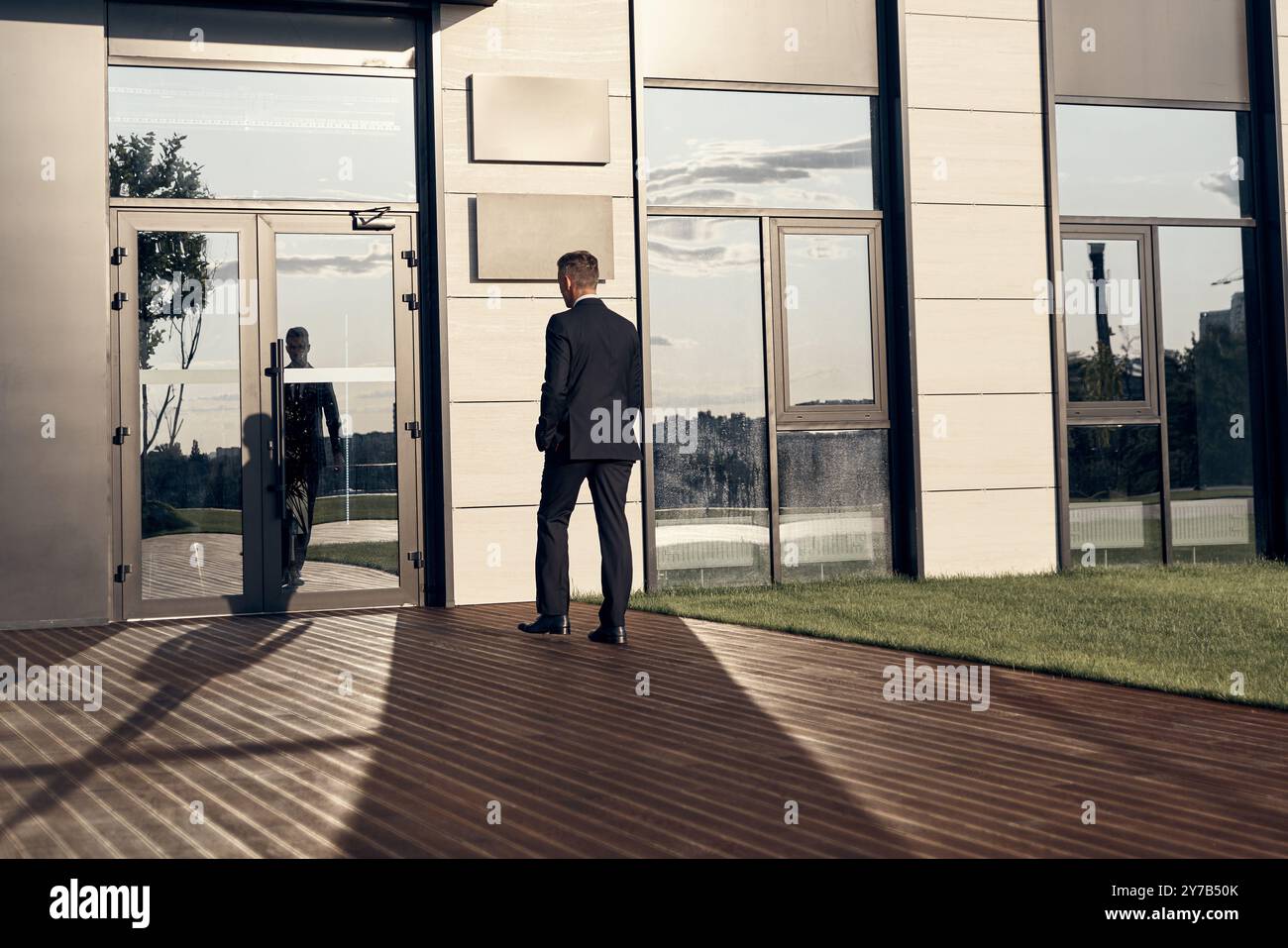 Office building exterier hi-res stock photography and images - Alamy