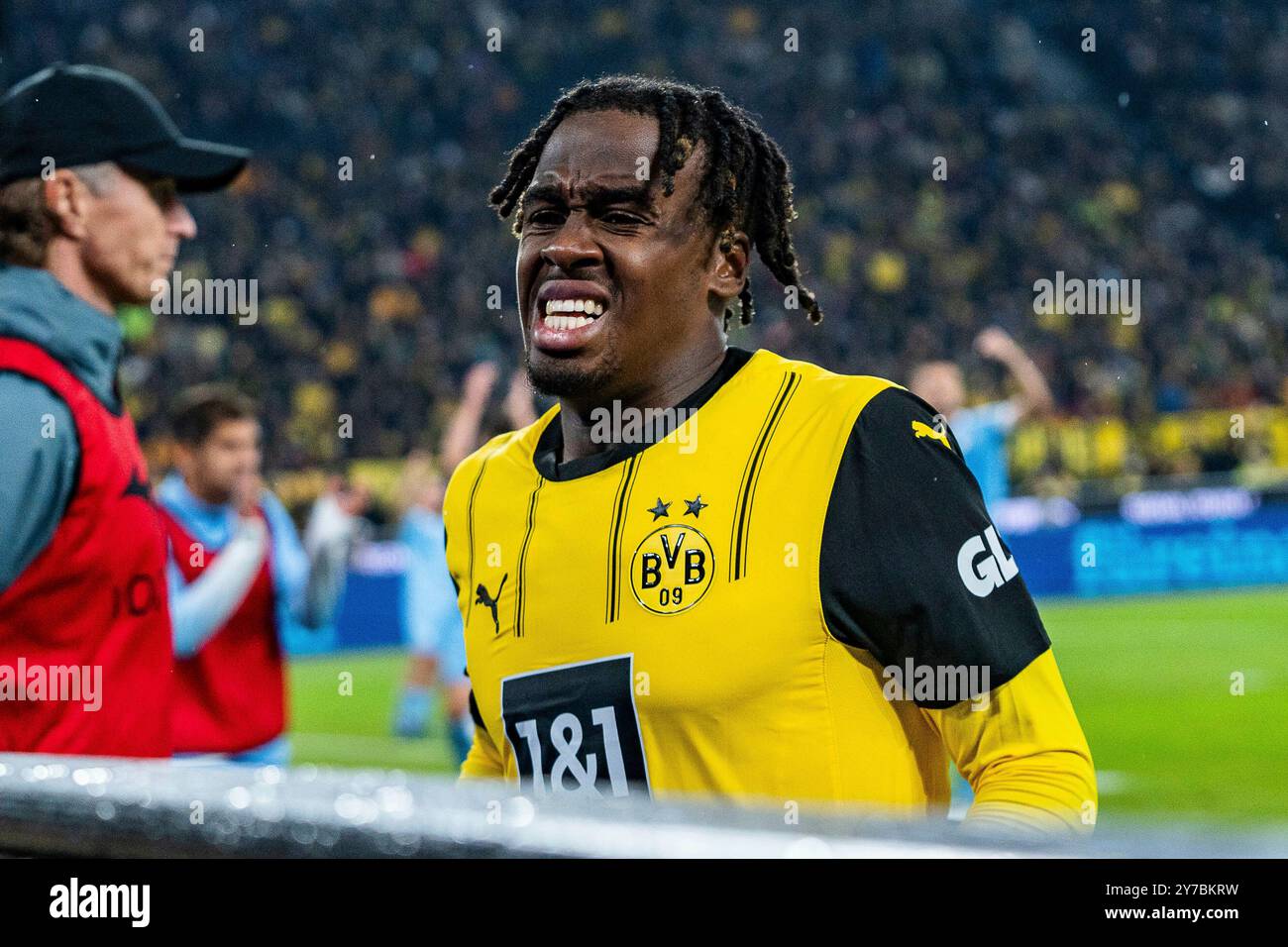 Dortmund, Deutschland. 27th Sep, 2024. 27.09.2024, Borussia Dortmund vs. VfL Bochum, 1. Bundesliga, 5. Spieltag Jamie Gittens (Borussia Dortmund, 43) verletzt sich mit schmerz verzerrtem Gesicht, schmerzen, Verletzung Wichtiger Hinweis: Gemaess den Vorgaben der DFL Deutsche Fussball Liga bzw. des DFB Deutscher Fussball-Bund ist es untersagt, in dem Stadion und/oder vom Spiel angefertigte Fotoaufnahmen in Form von Sequenzbildern und/oder videoaehnlichen Fotostrecken zu verwerten Credit: dpa/Alamy Live News Stock Photo