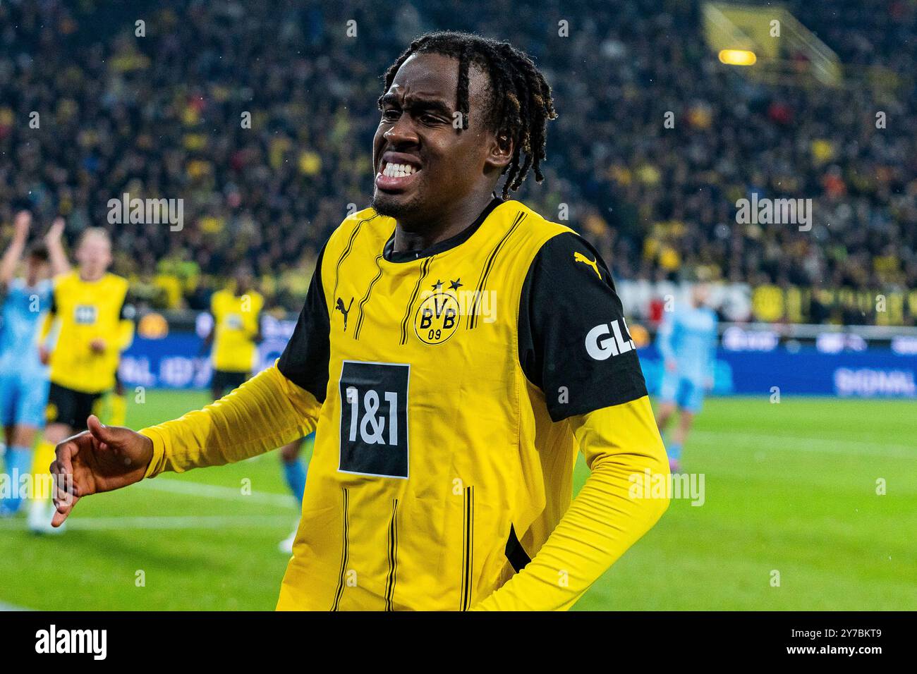 Dortmund, Deutschland. 27th Sep, 2024. 27.09.2024, Borussia Dortmund vs. VfL Bochum, 1. Bundesliga, 5. Spieltag Jamie Gittens (Borussia Dortmund, 43) verletzt sich mit schmerz verzerrtem Gesicht, schmerzen, Verletzung Wichtiger Hinweis: Gemaess den Vorgaben der DFL Deutsche Fussball Liga bzw. des DFB Deutscher Fussball-Bund ist es untersagt, in dem Stadion und/oder vom Spiel angefertigte Fotoaufnahmen in Form von Sequenzbildern und/oder videoaehnlichen Fotostrecken zu verwerten Credit: dpa/Alamy Live News Stock Photo