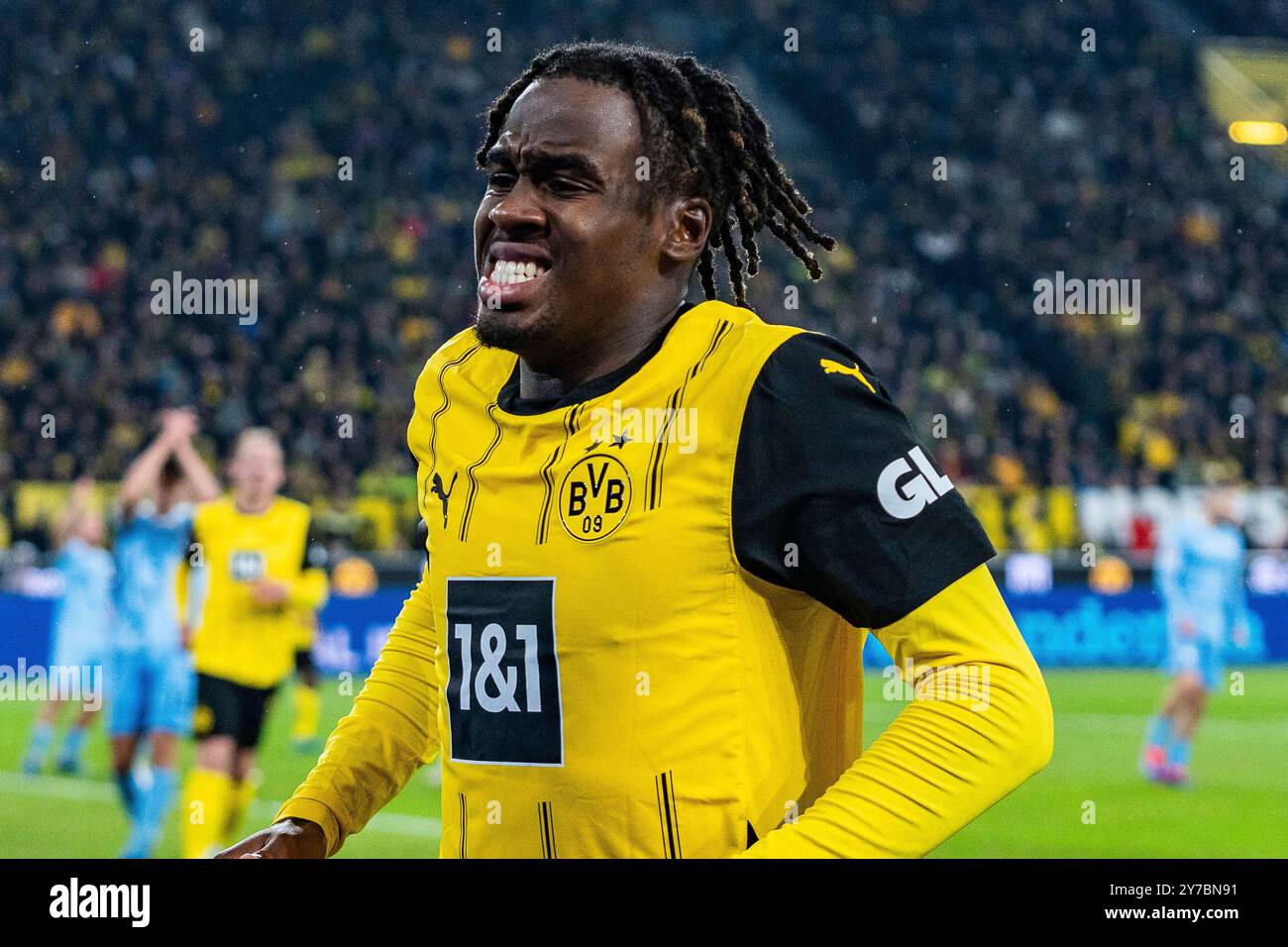 Dortmund, Deutschland. 27th Sep, 2024. 27.09.2024, Borussia Dortmund vs. VfL Bochum, 1. Bundesliga, 5. Spieltag Jamie Gittens (Borussia Dortmund, 43) verletzt sich mit schmerz verzerrtem Gesicht, schmerzen, Verletzung Wichtiger Hinweis: Gemaess den Vorgaben der DFL Deutsche Fussball Liga bzw. des DFB Deutscher Fussball-Bund ist es untersagt, in dem Stadion und/oder vom Spiel angefertigte Fotoaufnahmen in Form von Sequenzbildern und/oder videoaehnlichen Fotostrecken zu verwerten Credit: dpa/Alamy Live News Stock Photo