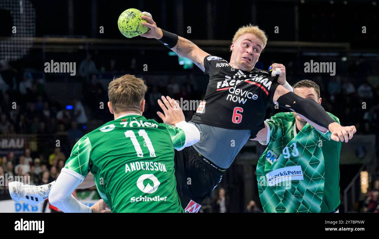 Berlin, Deutschland. 29th Sep, 2024. GER, Berlin, Handball, Fuechse Berlin vs HC Erlangen, in der Max Schmeling Halle, 29.09.2024, v.l. Lasse Andersson (Fuechse Berlin, #11), Marek Nissen (HC Erlangen, 06), Mijajlo Marsenic (Fuechse Berlin, #93), Zweikampf, Action, Kampf, kaempft um den Ball, Angriff, Action, Wurf, Credit: dpa/Alamy Live News Stock Photo