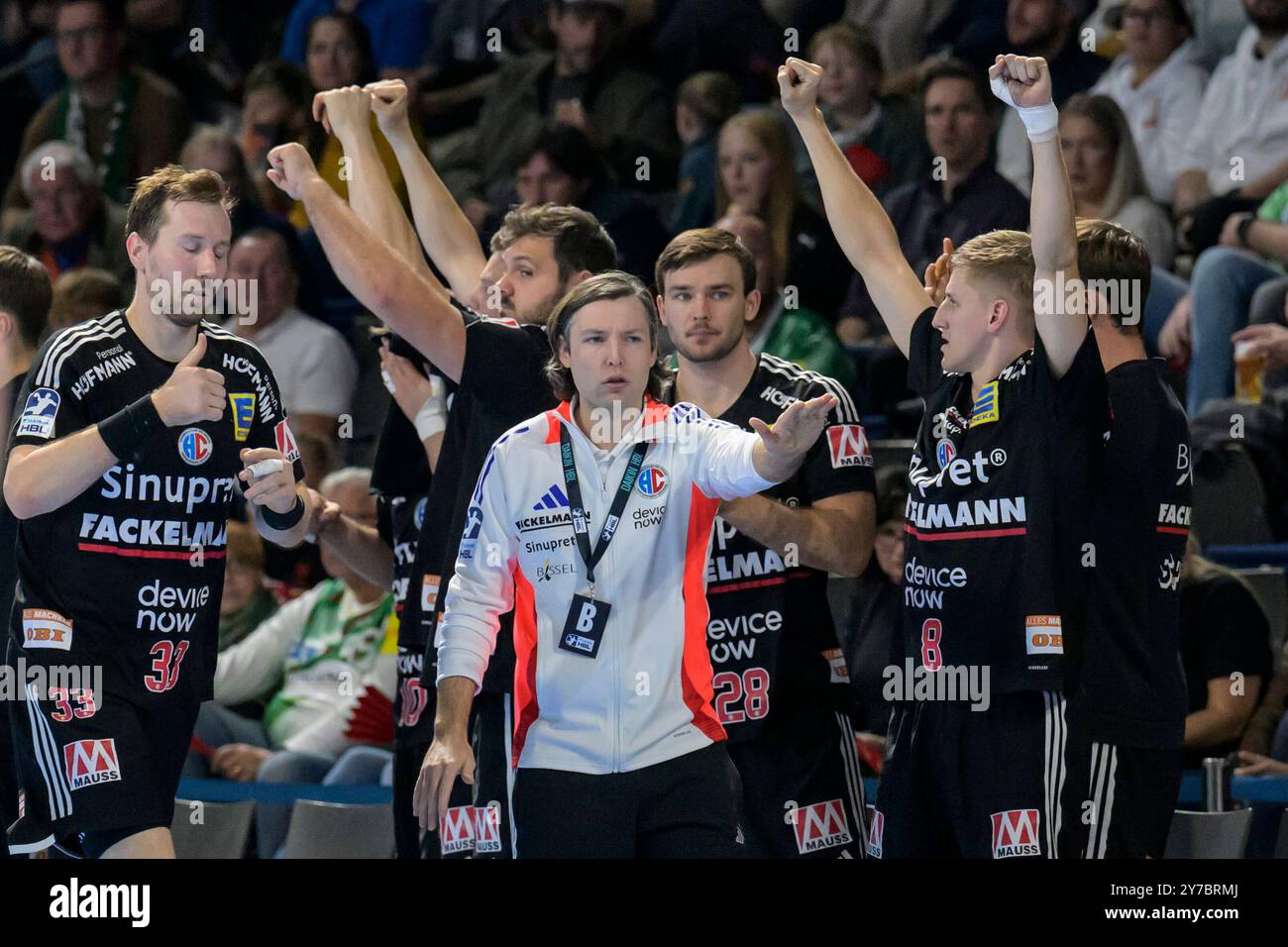 Berlin, Deutschland. 29th Sep, 2024. GER, Berlin, Handball, Fuechse Berlin vs HC Erlangen, in der Max Schmeling Halle, 29.09.2024, Jubel, Freude auf der Bank um Johannes Sellin (HC Erlangen, Trainer), Credit: dpa/Alamy Live News Stock Photo