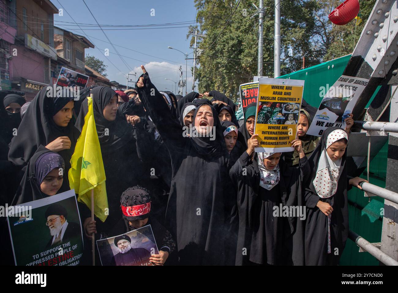 Kashmiri Muslims march as they shout anti-Israel and anti-U.S. slogans ...