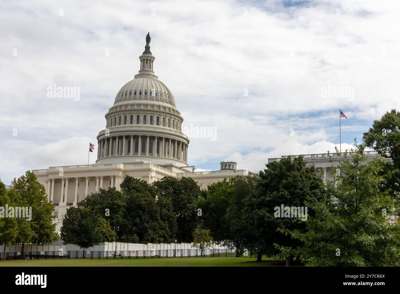 US Capitol building under cloudy skies Stock Photo - Alamy