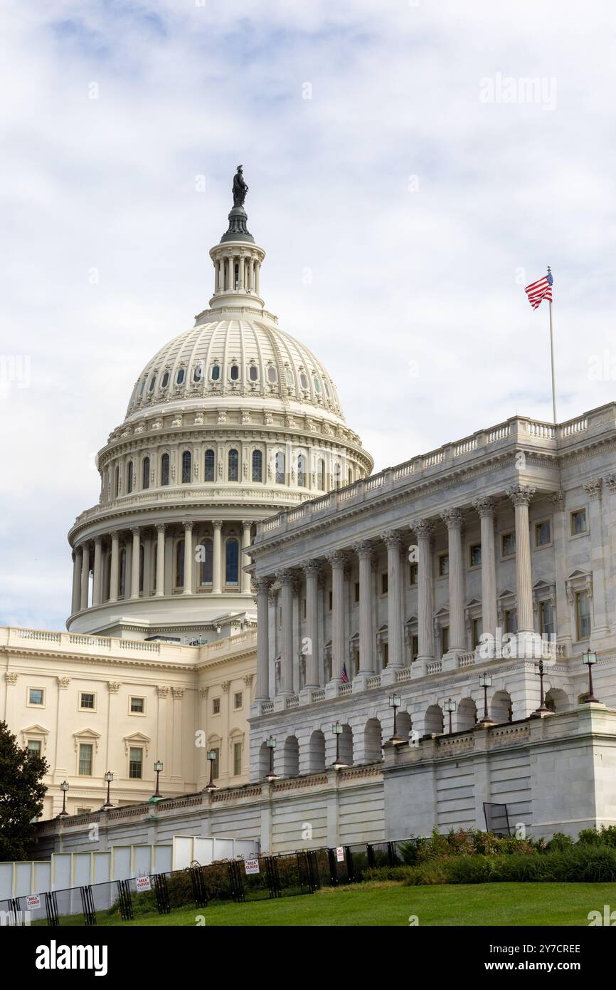 US Capitol building under cloudy skies Stock Photo - Alamy