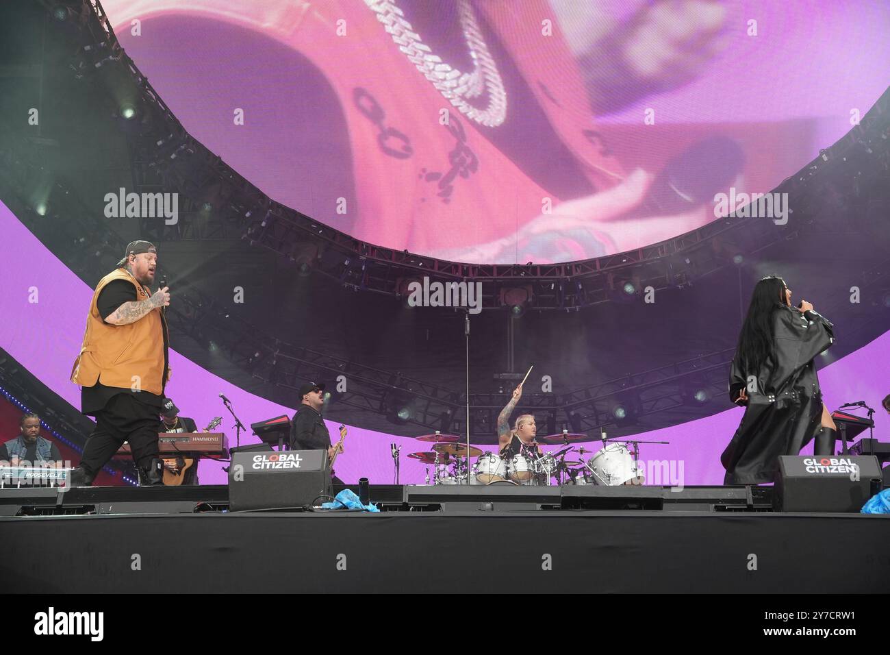 Jessie Murph and Jelly Roll perform together backstage at the Global(00)