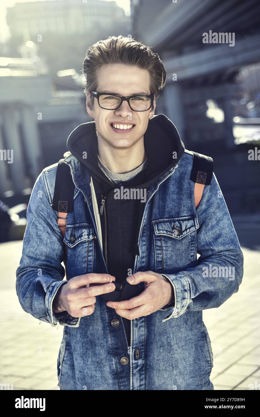 Smiling guys hi-res stock photography and images - Alamy
