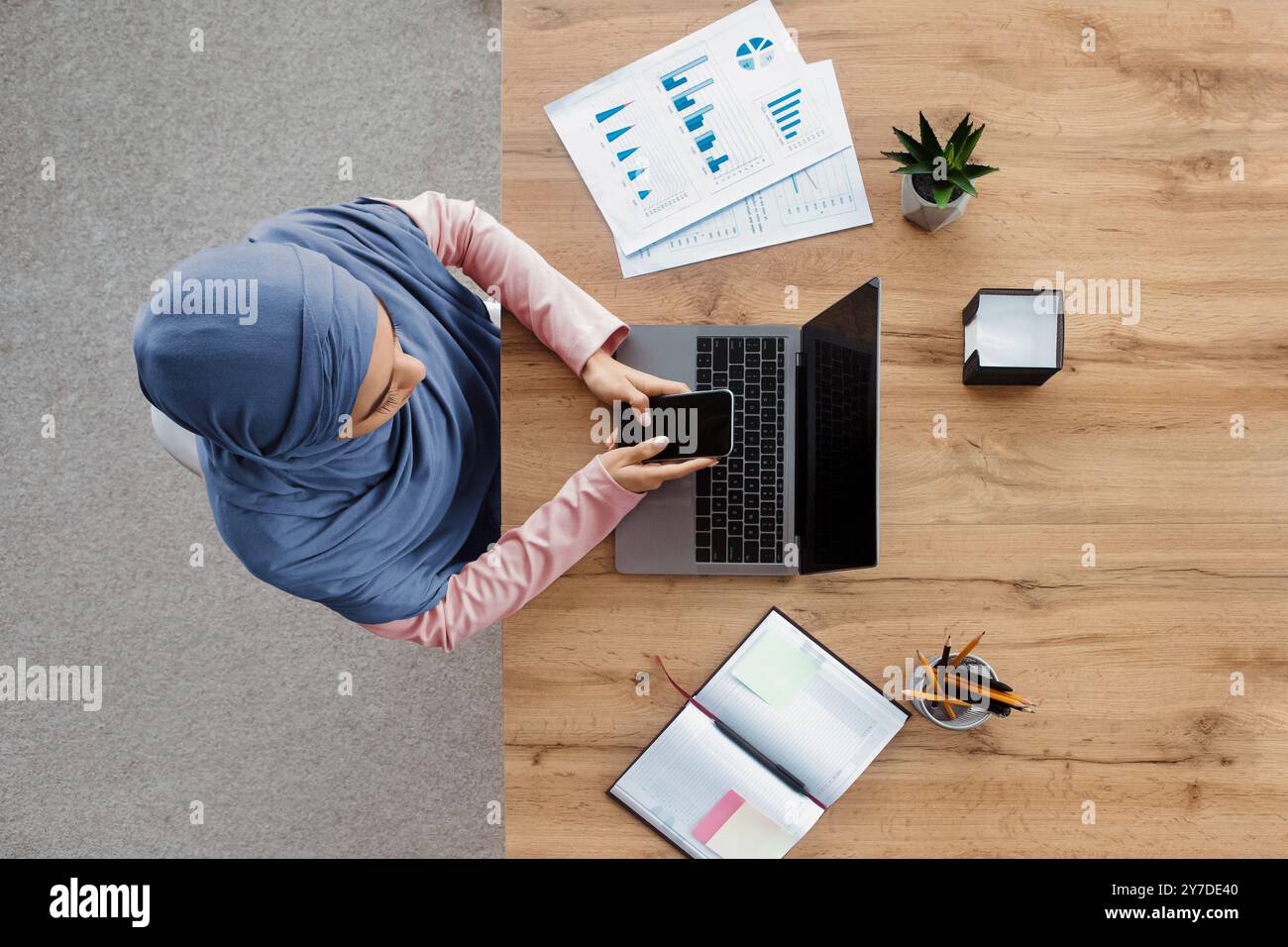 Office employee using horizontal hi-res stock photography and images ...