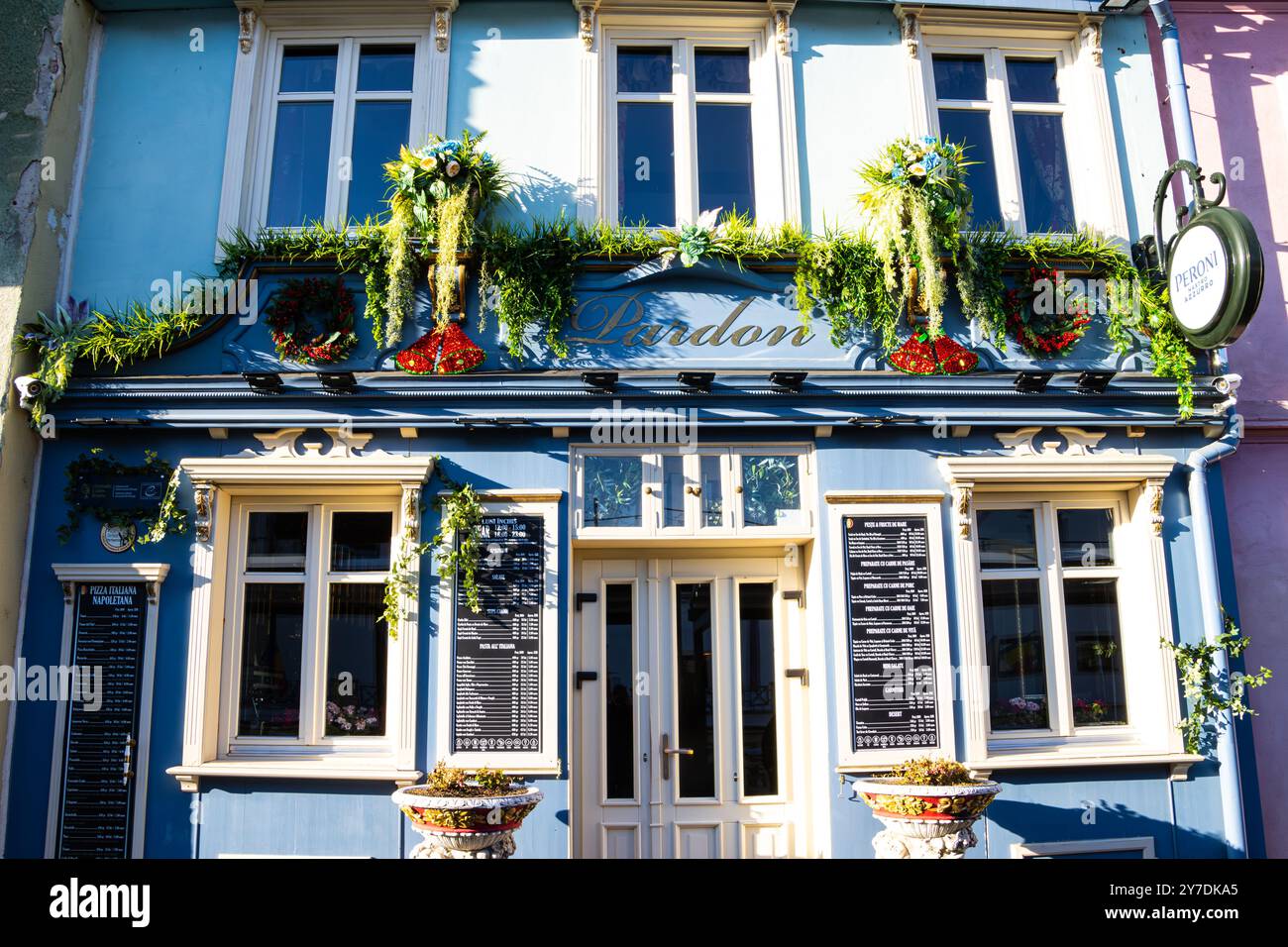 Restaurant Fornt Restaurant front entrance outside exterior hi-res stock photography and ...