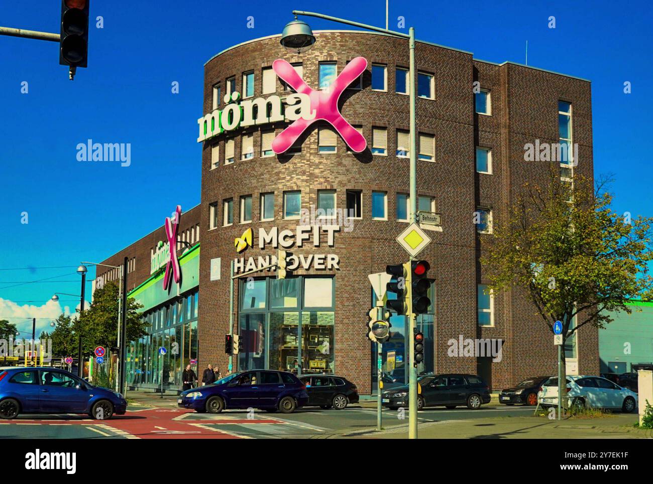 möma Möbelhaus und McFit in Hannover Döhren - gesehen am 28.9.2024 *** möma furniture store and McFit in Hanover Döhren seen on 28 9 2024 Stock Photo
