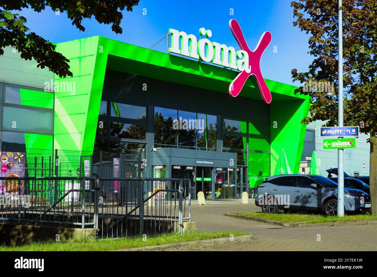 möma Möbelhaus in Hannover Döhren - gesehen am 28.9.2024 *** möma furniture store in Hanover Döhren seen on 28 9 2024 Stock Photo