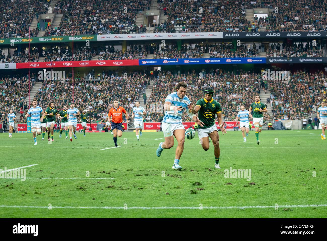 Springbok Kurtlee Arendse competing with Pumas fullback for a loose