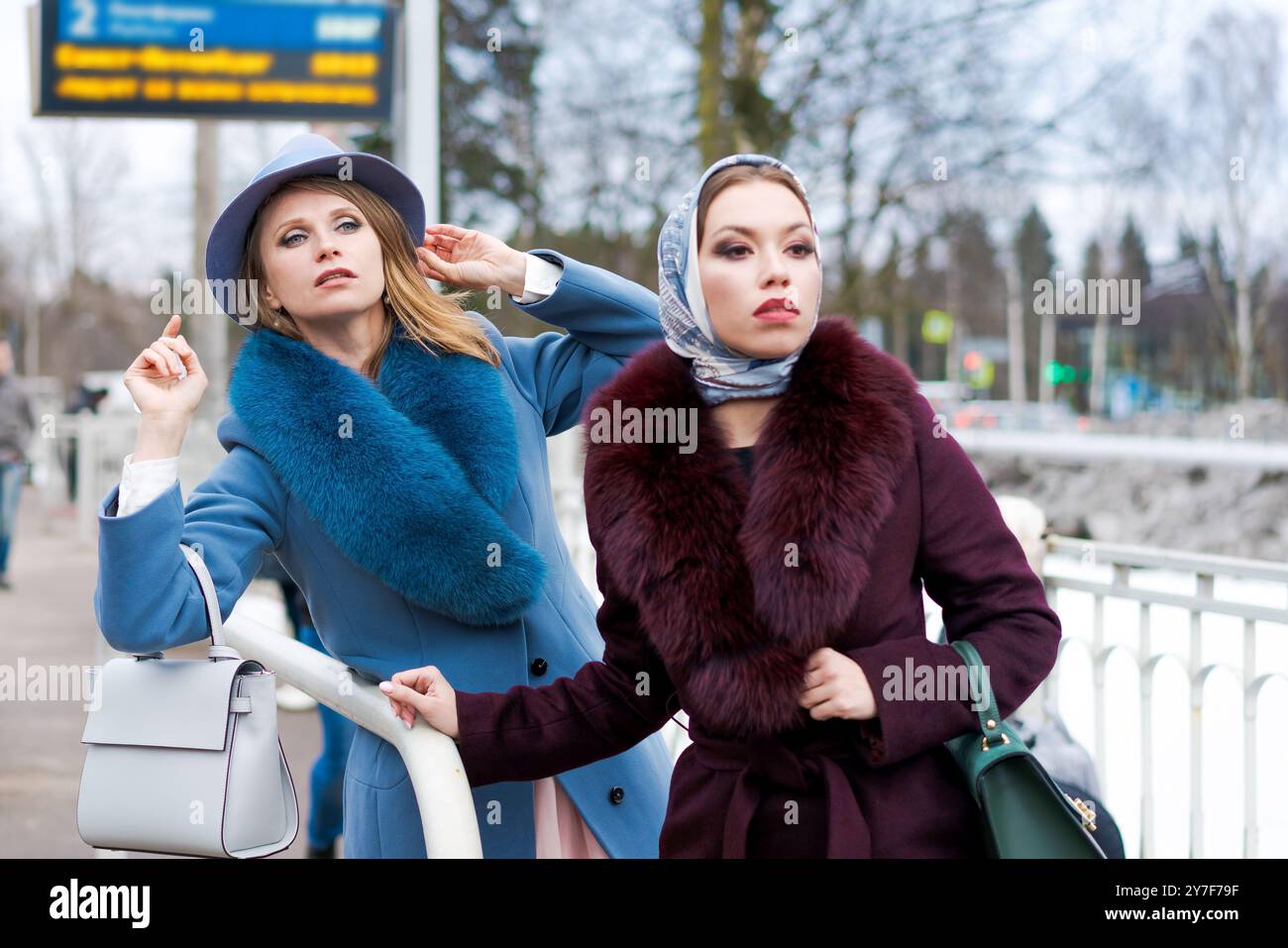 Women wearing white coats hi-res stock photography and images - Alamy