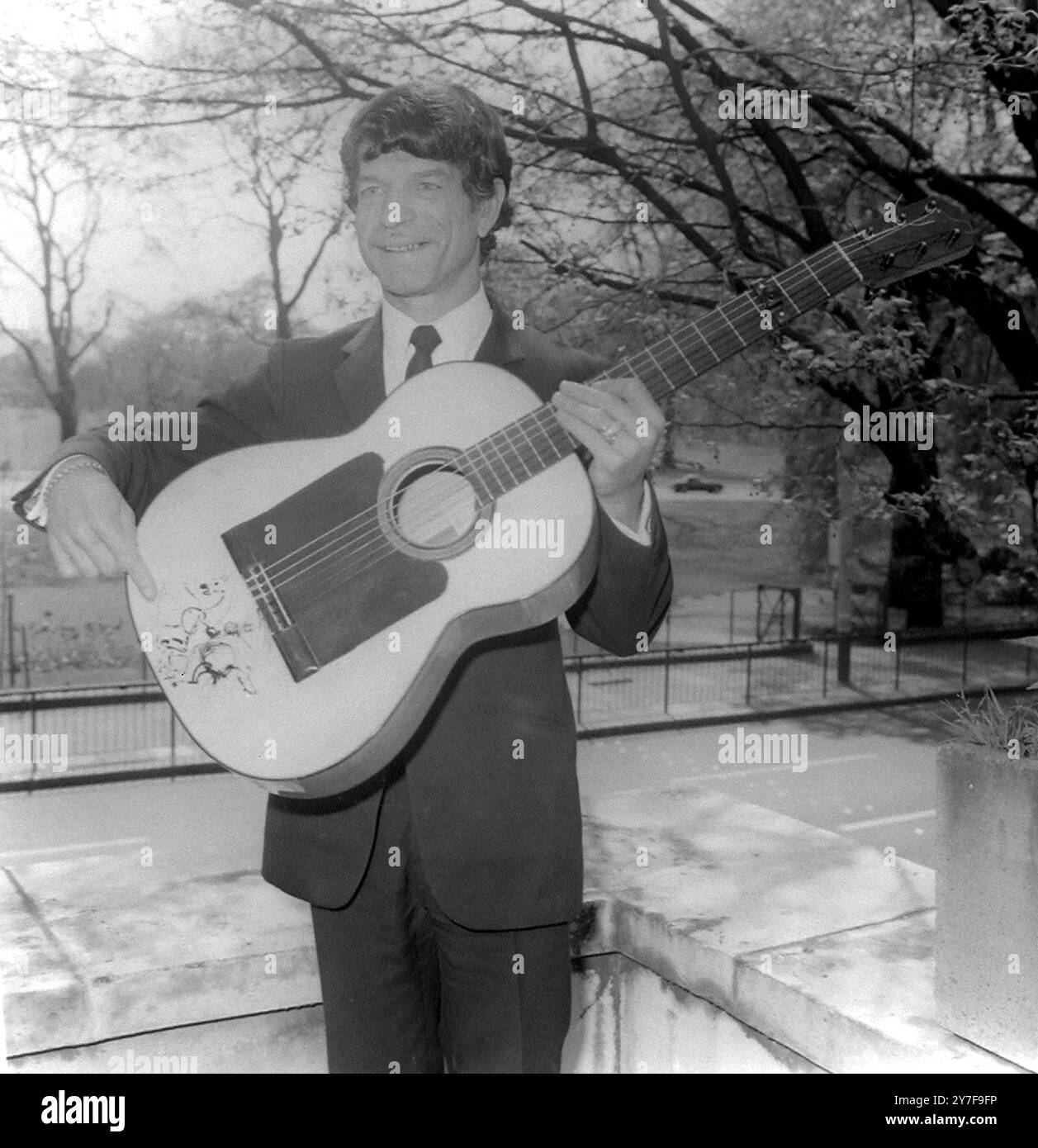 Spanish flamenco guitarist Manitas De Plata a 40 year old Roma who ...